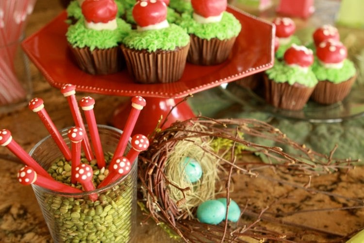 Vogelnest als Dekoration für die Geburtstagsparty und Cupcakes mit Pilzen