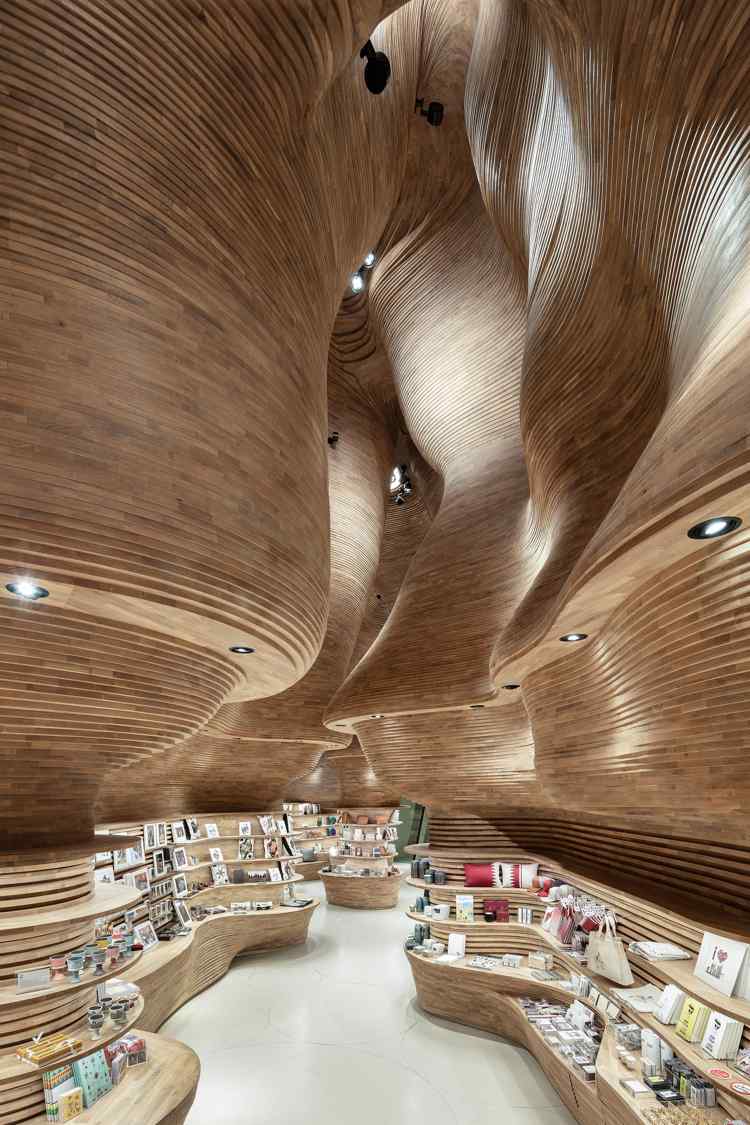 Wandgestaltung mit Holz Katar hohe Decke Grotte ähnlich Ideen