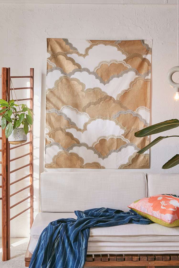 Wandteppich Deko Ideen Wolken Muster Gold asiatisch Wohnzimmer einrichten Wandgestaltung