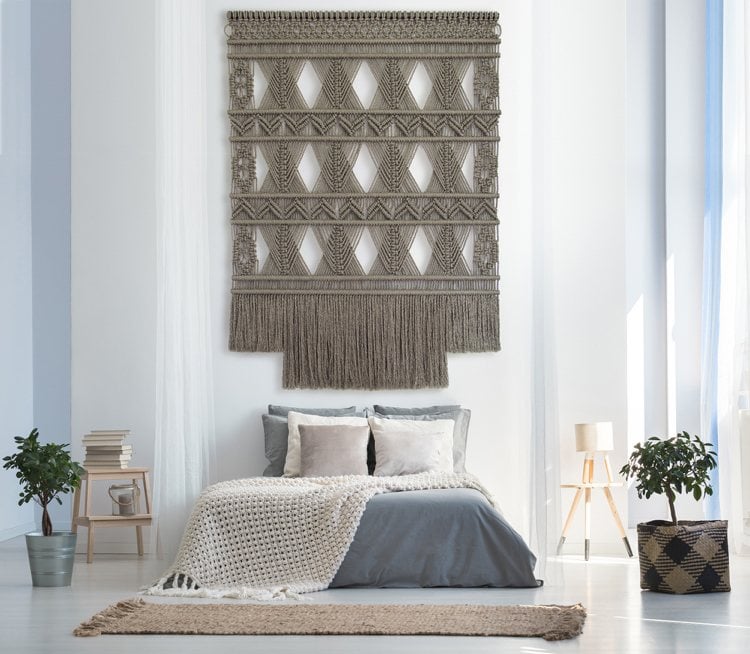 Wandteppich Deko Makramee geometrische Muster Wandgestaltung Schlafzimmer Bett niedrig skandinavisch Wohnstil