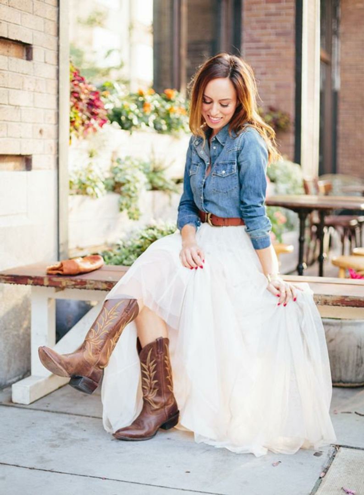 Wie ein Jeanshemd kombinieren langer Rock Cowboy Stiefel Outfit Ideen Damen