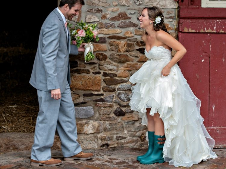 Witzige Idee bei Regenwetter am Hochzeitstag - Braut mit Gummistiefeln