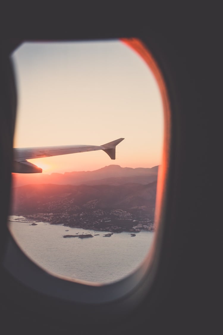 Wohin in den Urlaub reisen Sonnenuntergang Mallorca Blick aus dem Flugzeug