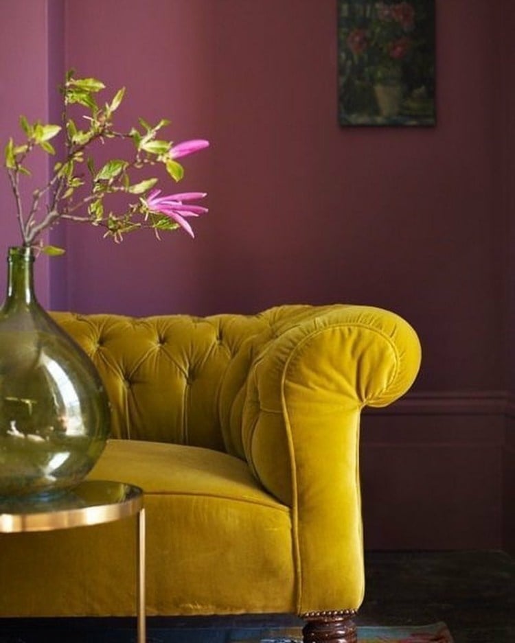 Wohnung Einrichten Ideen Senfgelb Sessel kombinieren lila Wand streichen