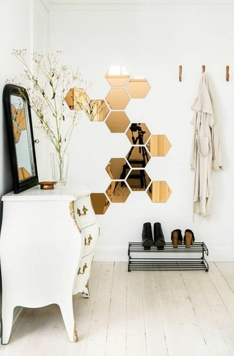 Wohnung mit Spiegelfliesen gestalten Spiegelfliesen hexagonal selbstkleben Wohnungsdeko Ideen