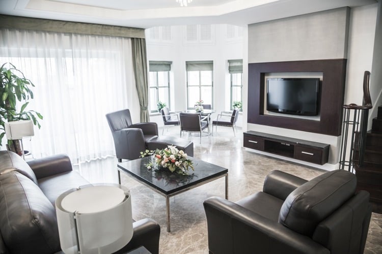 Wohnzimmer Einrichtung Tv-Raum gestalten Tipps modern Nussbaumholz Möbel 