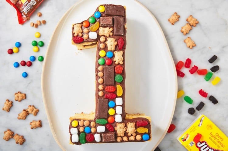 Zahlenkuchen 1 Rezept Ideen Geburtstagstorte dekorieren Kitkat Schokolade