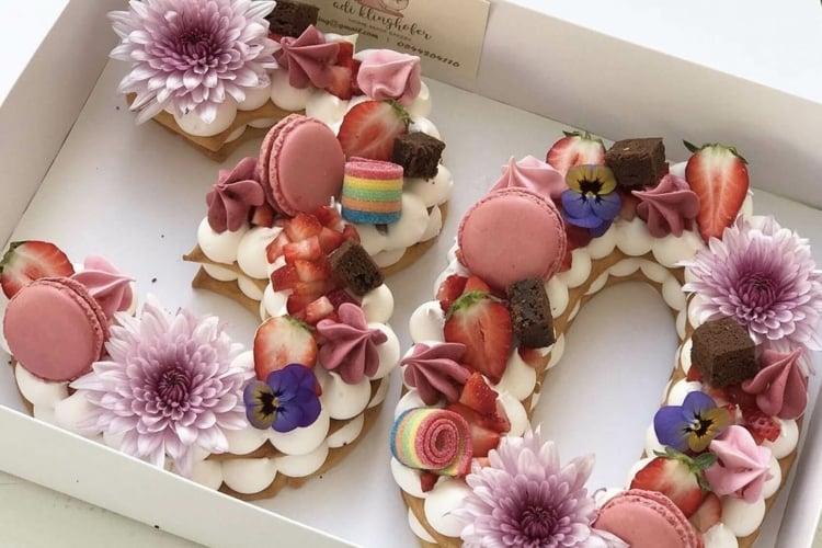 Zahlen Kuchen 30 Rezept backen Torte dekorieren Macaroons Erdbeeren