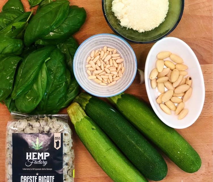 Zucchini Pesto selbst machen blanchierte Mandeln Pinienkerne Parmesan Pasta Rezepte