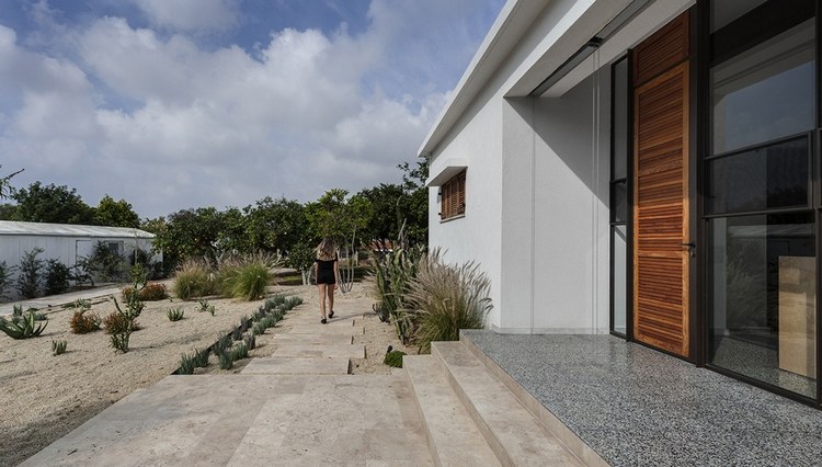 architektenstudio henkin cacti house in moshav israel mit glasfront und großen garten mit orangenbäumen