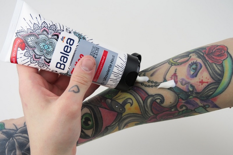 belea dm tattoo pflegelotion zur behandlung der haut auf der tätowierung auftragen