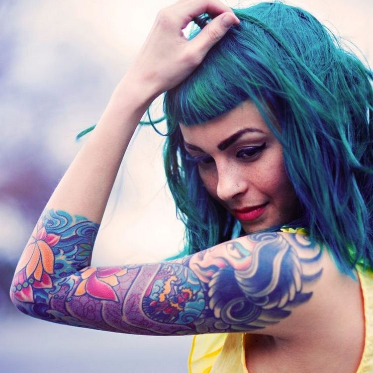 blau gefärbte haare mit bunten tattoo ärmel kombinieren