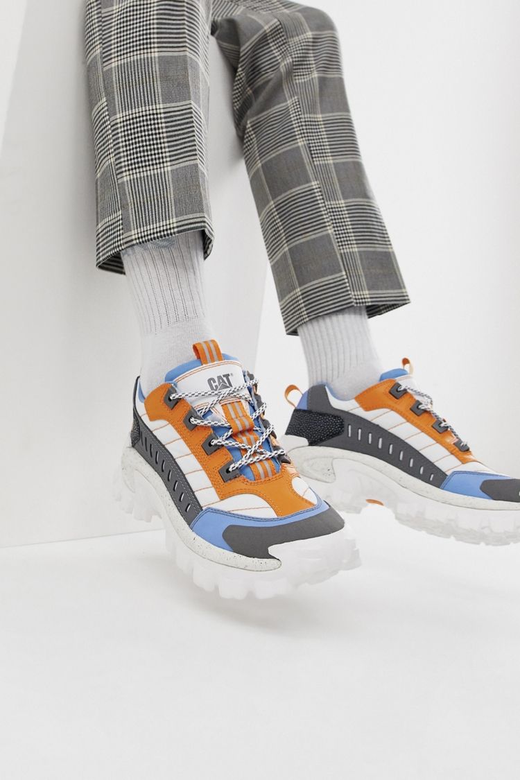 dad sneakers von caterpillar in heller farbkombination mit karohose kombinieren