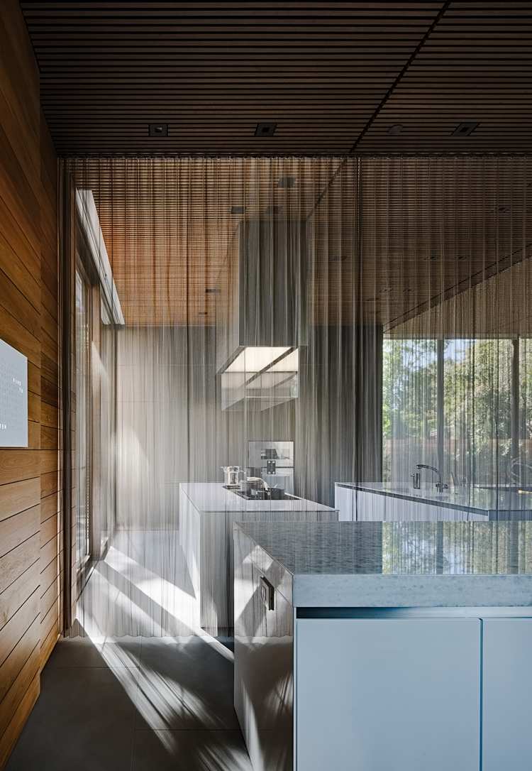 dekorative Ziegelwand Küche Gardinen Raumteiler moderne Villa