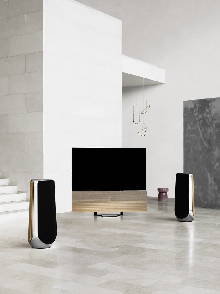 designer flachbildfernseher von bang & olufsen mit boxen in modernem wohnraum mit minimalistischem design