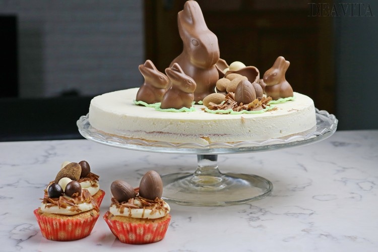 festliche kombination aus osterkuchen mit schokoladenhasen und cupcakes mit schokoeiern