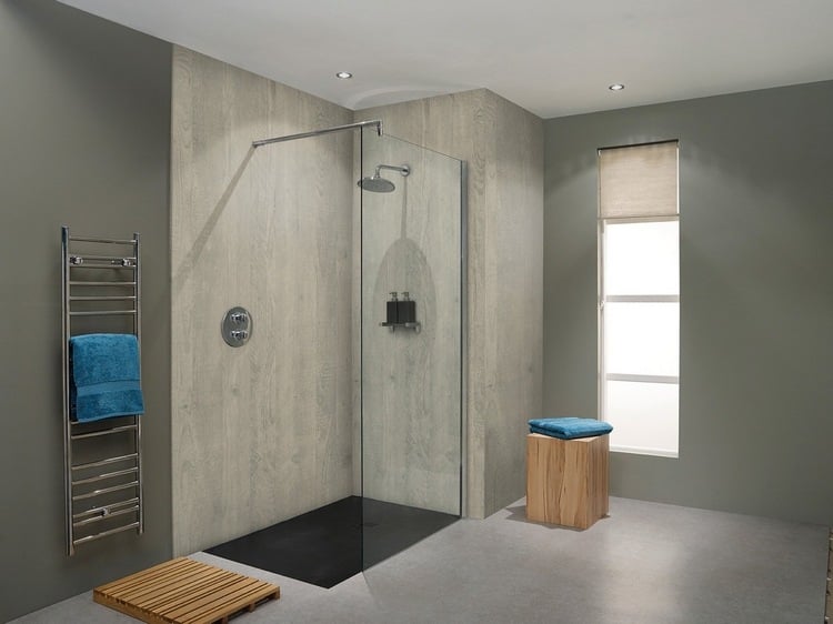 fliesenloses bad mit duschkabine modern gestalten mit tapeten und betonboden in erdfarben und kombination mit holz