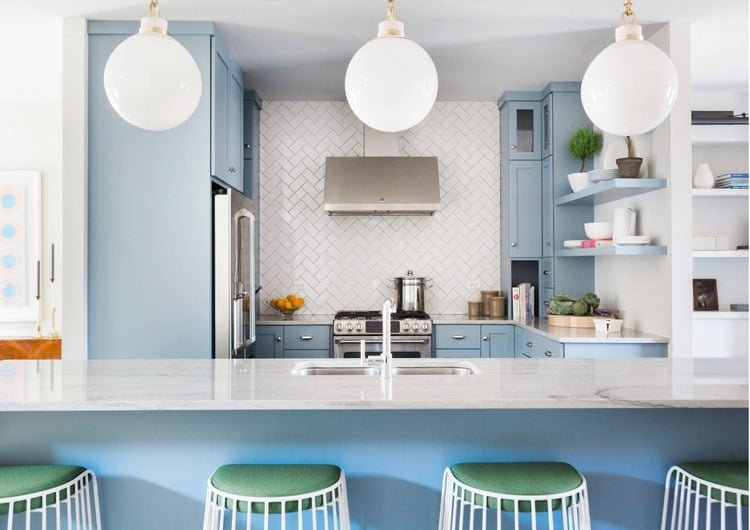 frisch aussehende designer küche mit langer küchenarbeitsplatte und sitzplätzen in grün und weiß