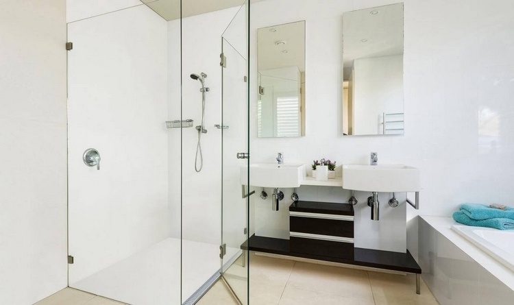 fugenloses bad design als stilvolles und beispiel von modernem minimalistischem badezimmer in weiß mit doppelwaschbecken
