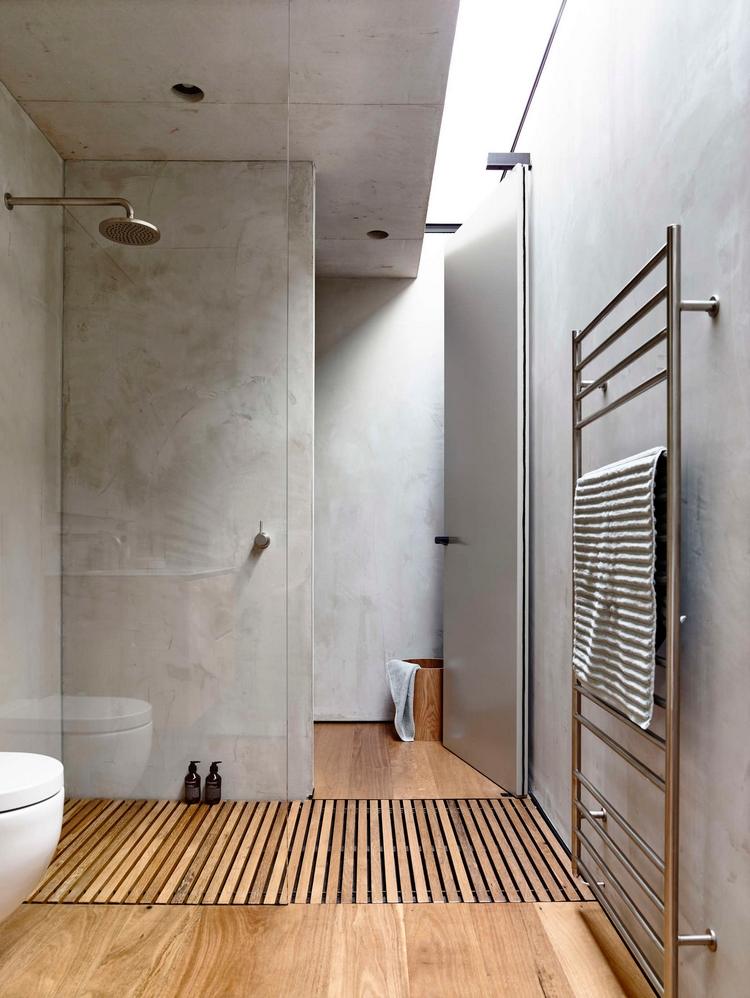 fußboden aus holz mit lamellen und wände aus tadelakt für ein fugenloses bad mit modernem design