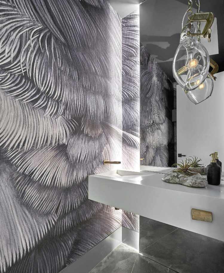 gedeckte Farben Badezimmer Tapete Federn Motive moderne Beleuchtung Hängeleuchte