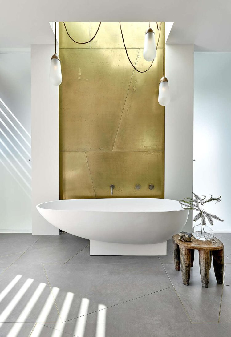 gedeckte Farben Badezimmer gold Metall Platte Badewanne freistehend großformat Bodenfliesen