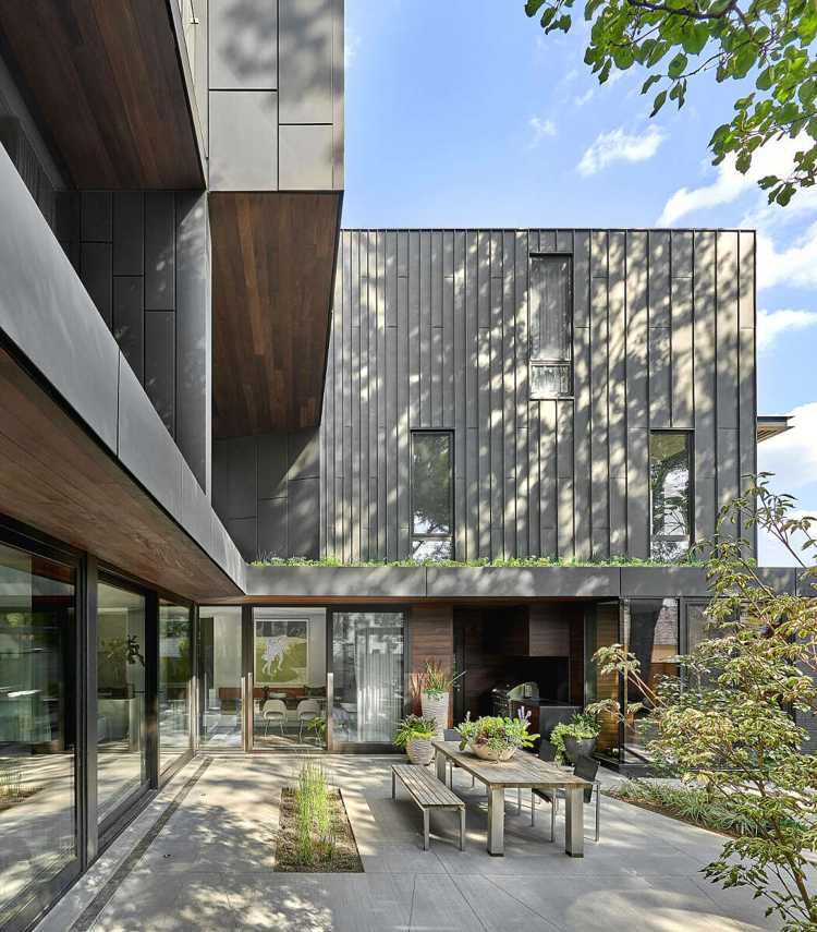 gedeckte Farben Haus Fassade Terrasse Betonfliesen Holz Gartenbank Esstisch Fassade
