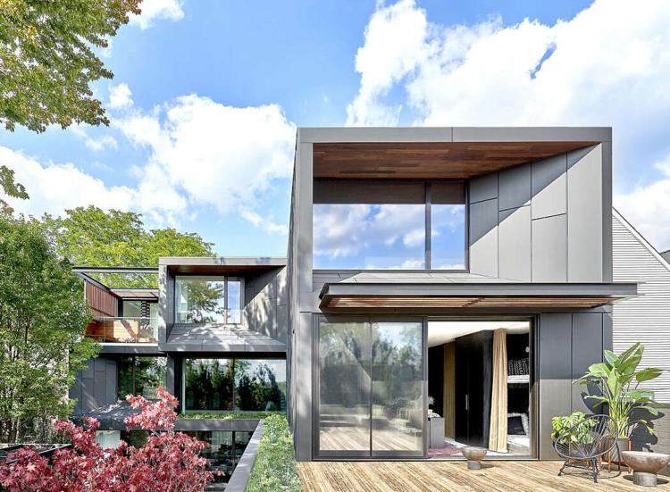gedeckte Farben Haus Fassade modern Glasfronten Schiebetüren Garten