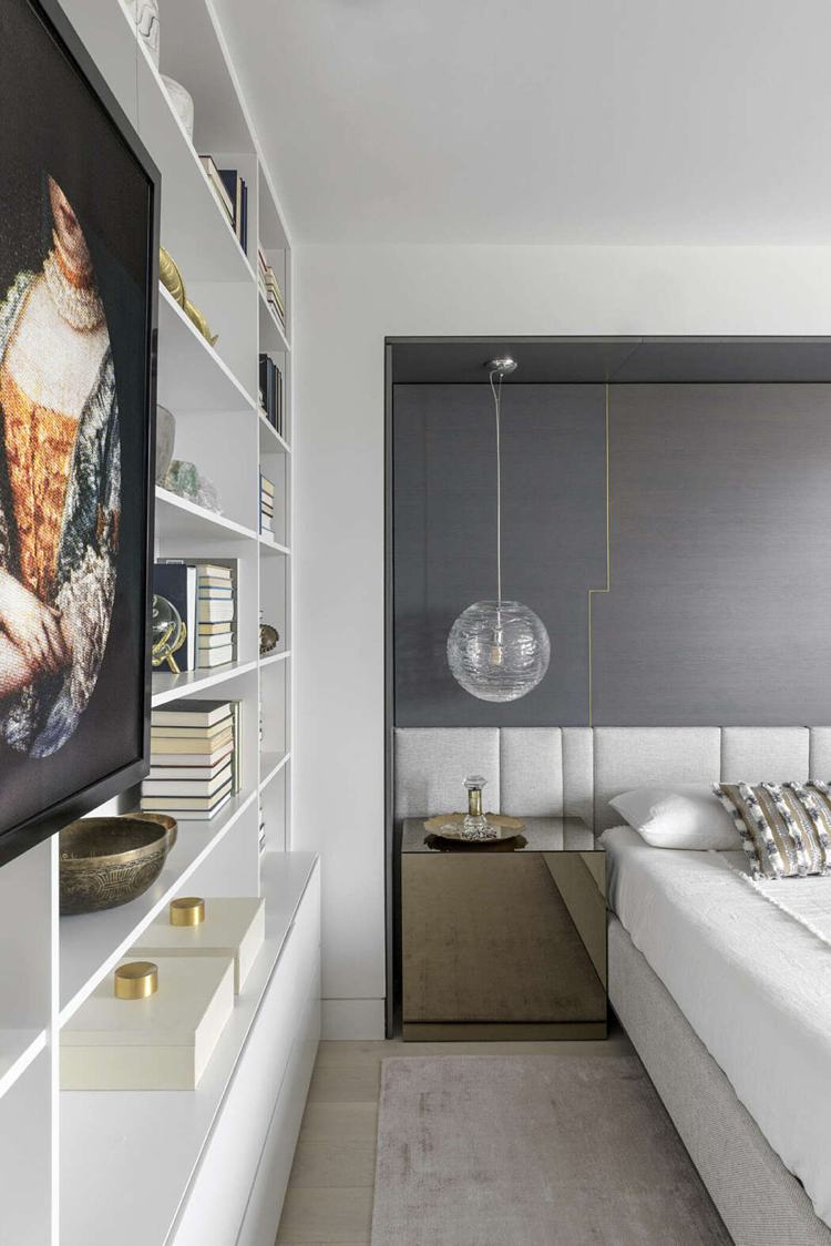 gedeckte Farben Schlafzimmer Bett Kopfteil gepolstert grau weißes Regalsystem