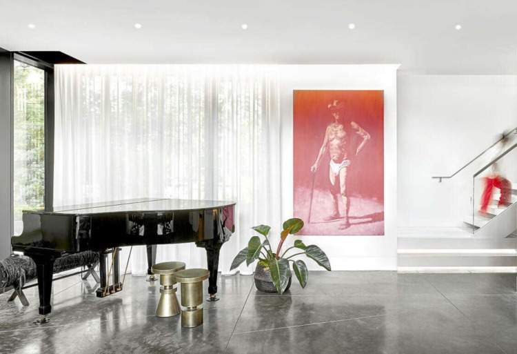 gedeckte Farben Wohnzimmer graue großformatige Bodenfliesen moderne Kunst Wand Klavier