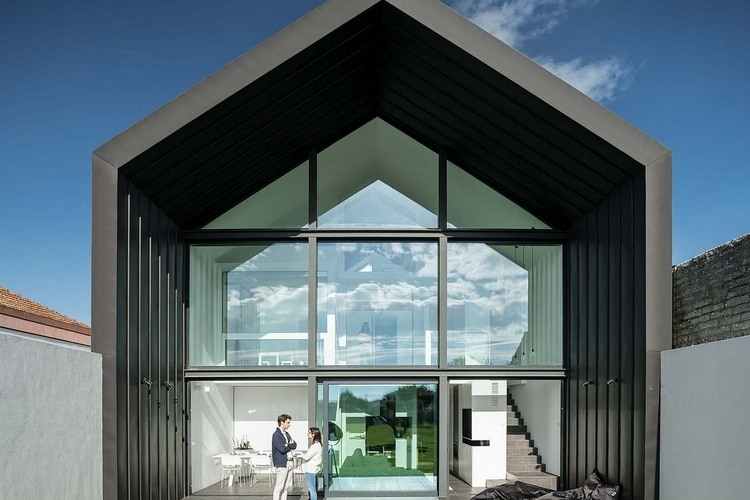 glasfassade vom haus mit stahlkonstruktion und moderne architektur mit minimalistischem design
