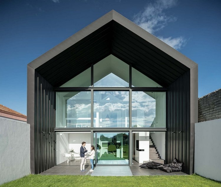 glasfassade vom haus mit stahlkonstruktion und moderne architektur mit minimalistischem design