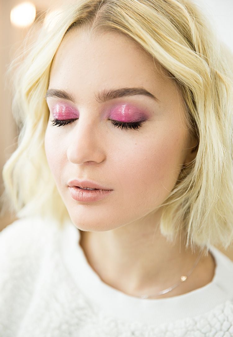 glossy glow make up Lidschatten rosa Farbe blonde Haare