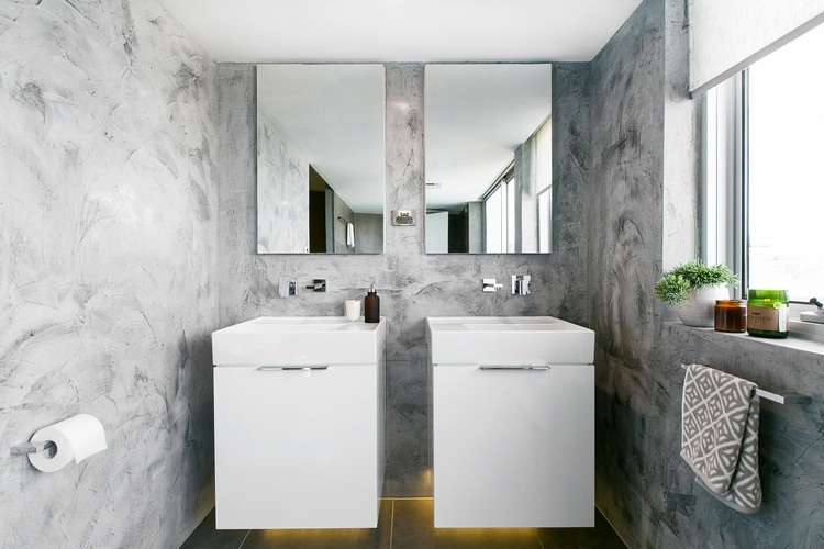 graue nuancen wandputz im badezimmer mit zwei waschbecken spiegeln integrierte bodenbeleuchtung