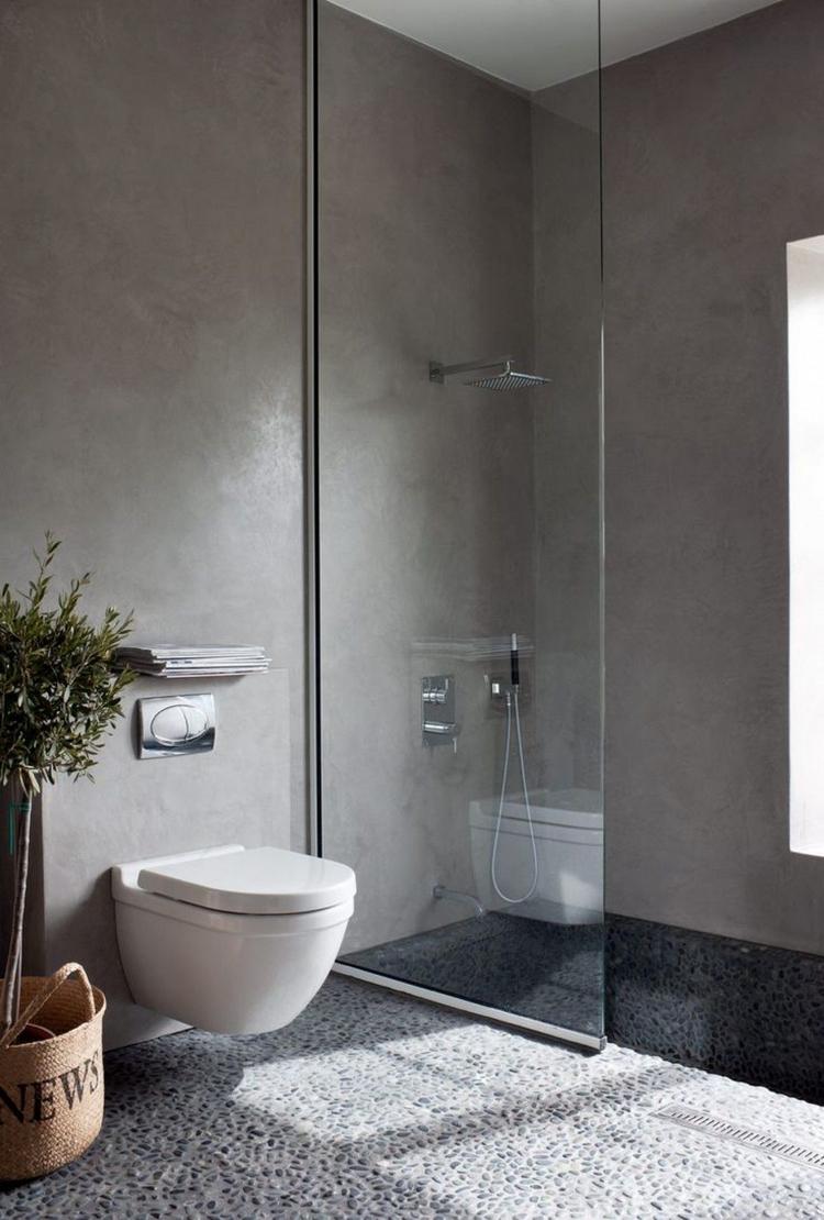 graue-wandverkleidung-aus-beton-cire-für-minimalistisch-gestaltetes-badezimmer-mit-toilette