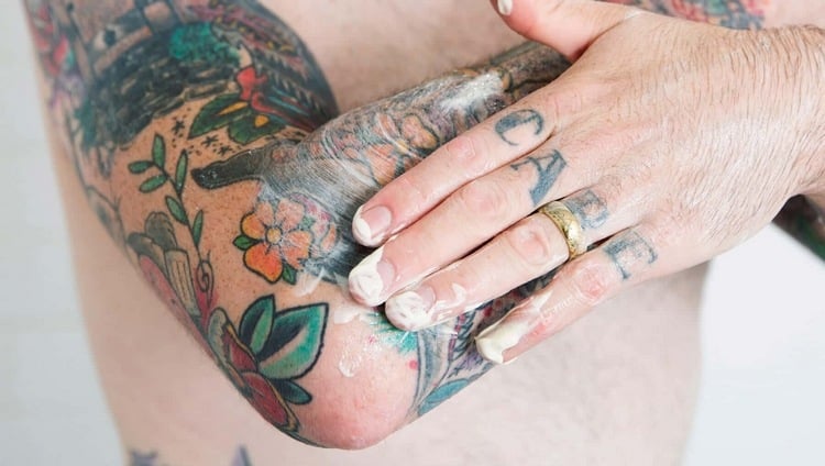 haut mit feuchtigkeitscreme behandeln und eincremen für bessere tattoo pflege gegen reizungen ausschlag und entzüdungen