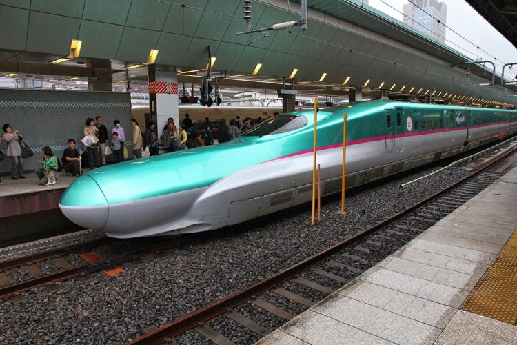 in Japan mit den Shinkansen Hochgeschwindigkeitszügen fahren