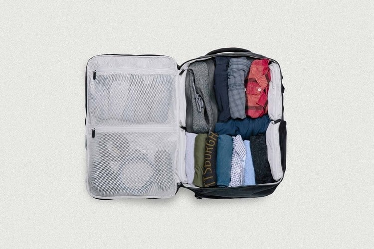 kleidung rollen wie t-shirts jeans freizeithosen freizeithemden und pullover im koffer oder reisetasche faltenfrei packen