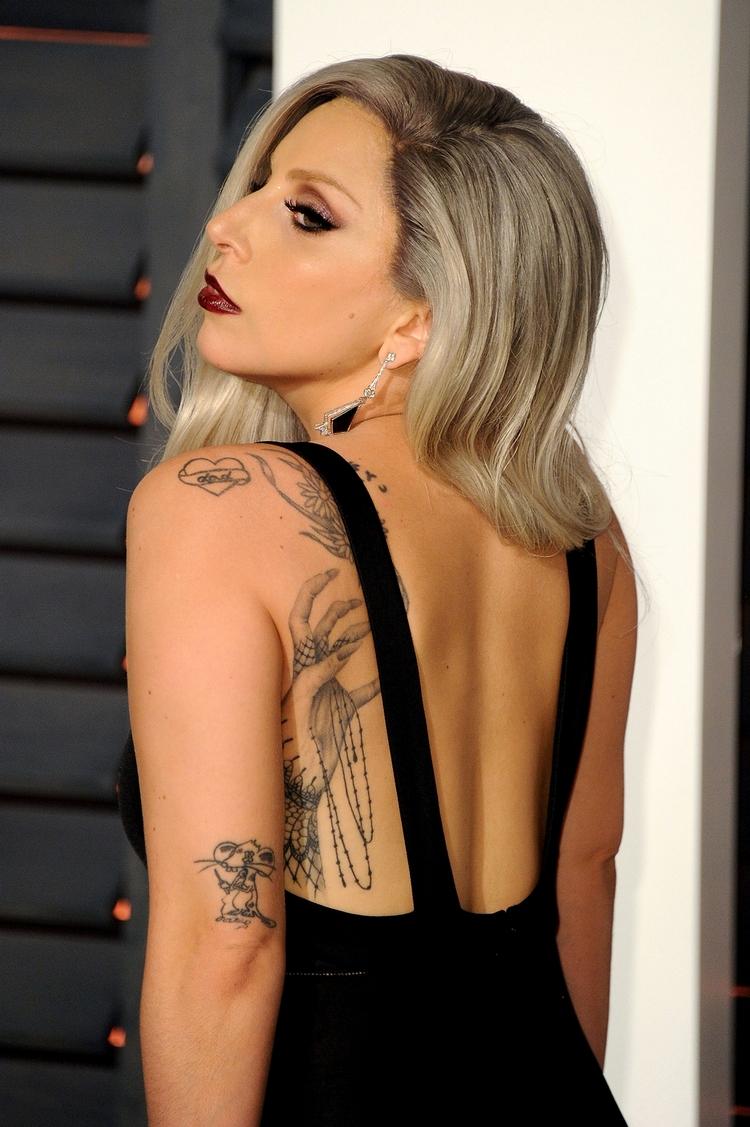 lady-gaga-mit-tattoos-am-rücken-und-arm-als-huldigung-an-fans