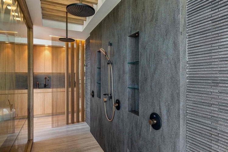 luxus badezimmer ohne fugen mit bad nischen im hinteren bereich mit modernen duschen neben der küche