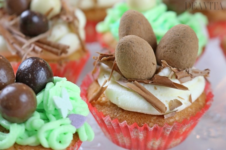 mit kakao beschichtete schokoladeneiern und grüne glasur für osternest cupcakes verwenden
