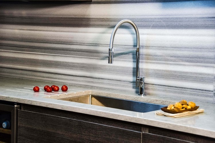 moderne küchenrückwand in grauen farbtönen mit unterbau spülbecken kombinieren