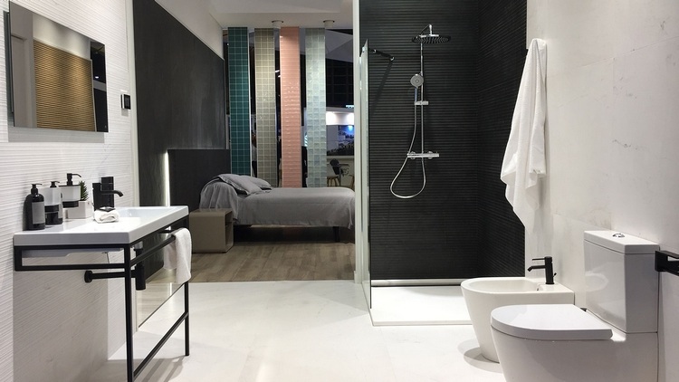 modernes bad neben schlafzimmer mit texturen und tapeten in schwarz und weiß