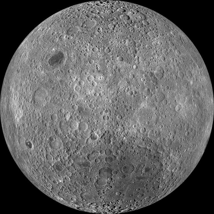 realistische Aufnahme vom Mond