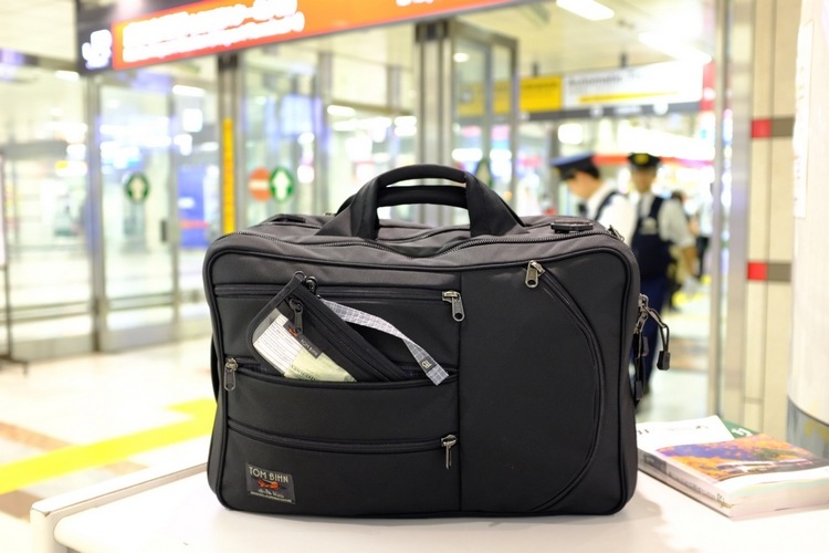 reisetasche ordentlich und faltenfrei packen und bei flughafen kontrolle problemlos durchziehen