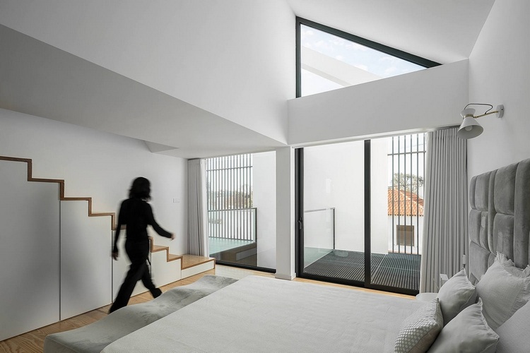 schlafzimmer mit treppenhaus und terrasse mit glasschiebetür