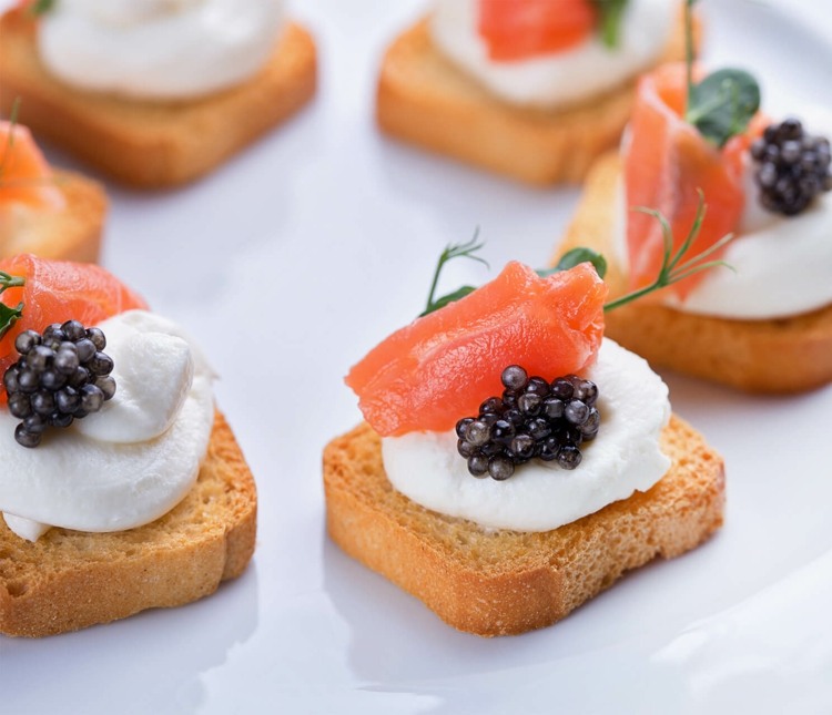schwarzer Kaviar wie servieren und essen Brottoast Sauerrahm Räucherlachs Vorspeise