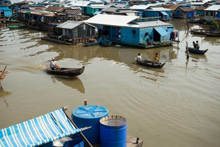schwimmende stadt mit booten und alten häusern auf einem fluss im asiatischen raum