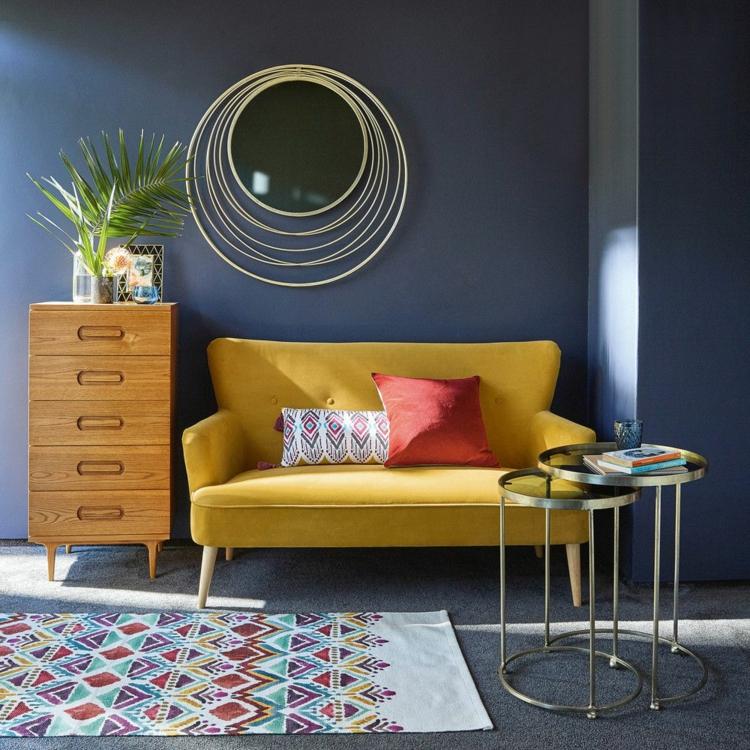 senfgelb kombinieren sofa blaue wand holzschrank wohnung einrichten inspirationen