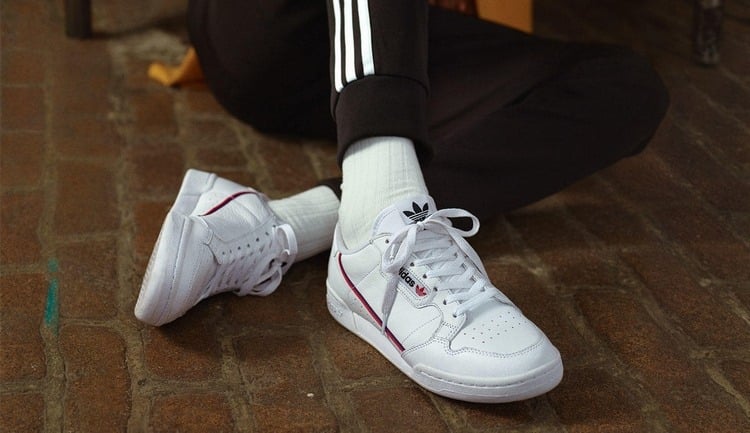 sneaker trends 2019 für herren retro adidas originals in weiß mit schnürsenkeln und sporthose kombinieren